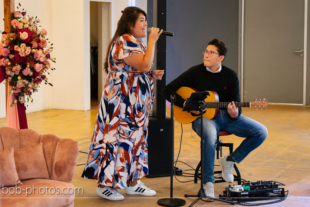 Bruiloftzangeres Naomi Vischer tijdens live ceremonie Trouwbeleving XL, Van Nelle Fabriek